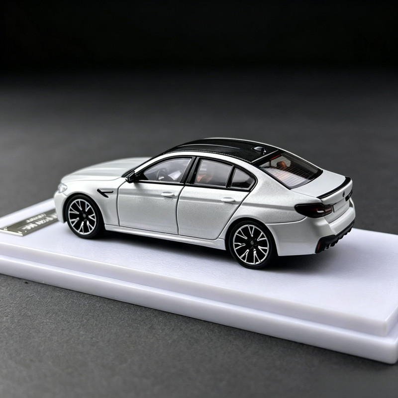 Modelo Howie 1/64 NOVO BMW M5  - Kids Toys Boys avaliação e preço